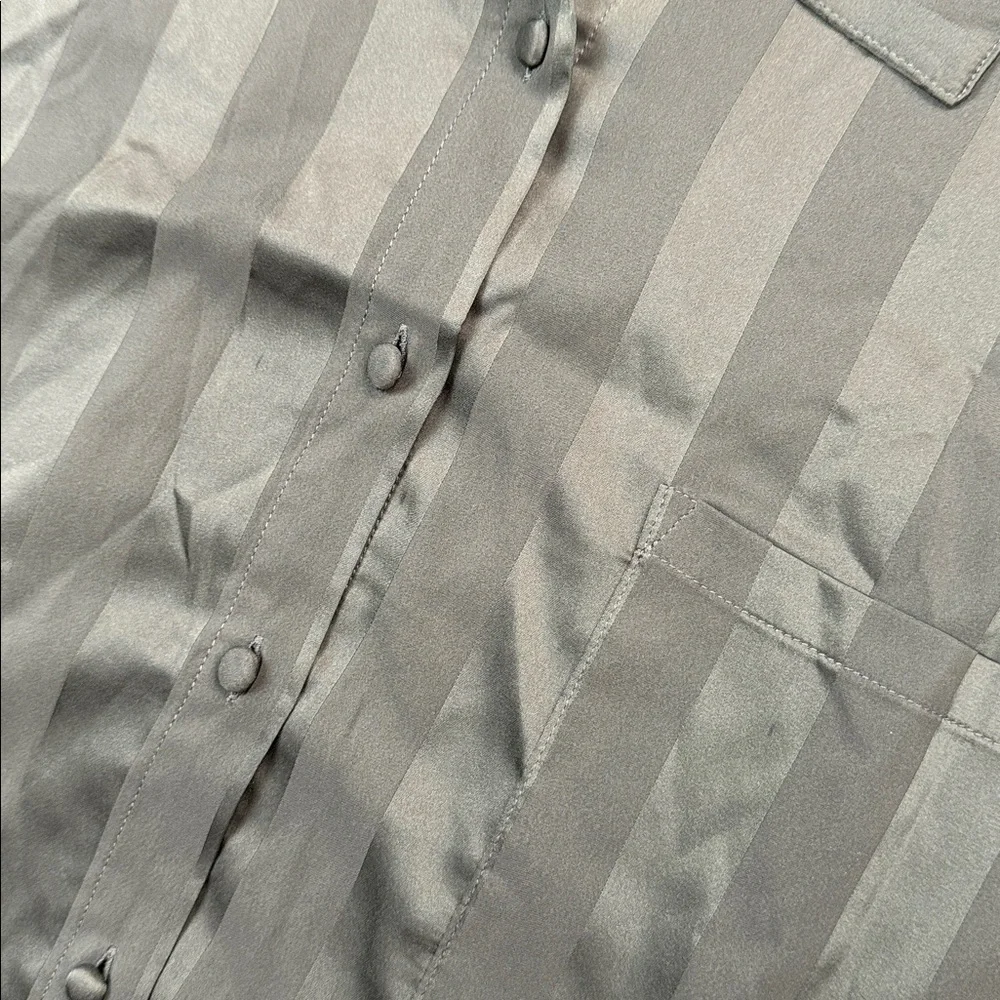 LONG SLEEVE BUTTON UP TOP - Picture 8 of 9